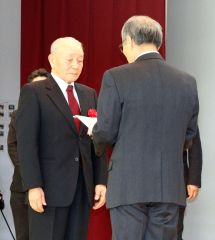 表彰される高田秀夫さん（左）
