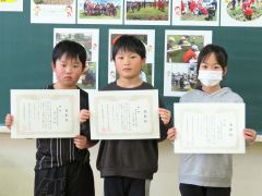 銅賞の（左から）塩田さん、山本さん、吉根さん