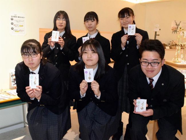 池田高と中札内養護学校幕別分校の生徒がストラップ販売　ワイン城