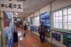 教室や廊下の壁一面に村元さんよ父。俊郎さんの作品が飾られている画家の美術館