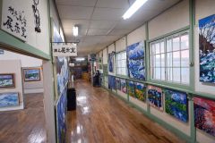 教室や廊下の壁一面に村元さんよ父。俊郎さんの作品が飾られている画家の美術館