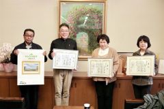 コンテストの授賞式に参加した出品者たち。左から廣江組合長、粟野さん、吉田さん、前崎さん