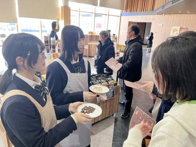 上士幌高生とカーチがコラボ　十勝産の蜂蜜を使った板チョコを販売