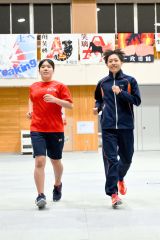 練習に励む上田さん（左）と谷藤さん（金野和彦撮影）