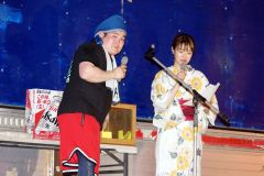 昨年７月下旬に４年ぶりに開催した「チャリティー樽（たる）生ビアー彩（さい）」。新津さん（左）は町商工会青年部長としてイベントを支えた