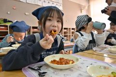 ＪＡかわにしが大豆ミート開発　小中学生ボロネーゼ味わう