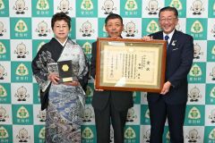 農家としては初めて文部科学大臣表彰科学技術賞を受賞した吉田さん（中央）