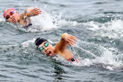 オープンウォータースイミングの日本選手権で力強く水をかく蝦名愛梨（手前。２０２３年、１１月）