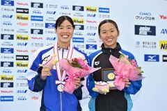 オープンウォータースイミングの日本選手権の表彰式で笑顔を見せる蝦名愛梨（左）。右は梶本一花