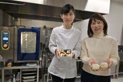昭和商小学校内のシェアキッチンを使って新商品を開発し、起業した山田さん（左）と土屋さん（右）