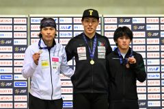 スプリント男子５００メートル表彰。（左から）２位の松井大和、優勝の新濱立也、３位の軍司一冴（金野和彦撮影）