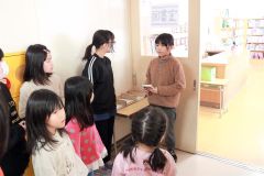 図書館を案内する小学生