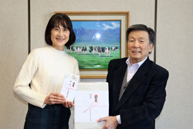 特賞の小野瀬さんに賞品を贈呈　清水牛乳消費拡大キャンペーン