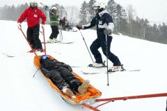 スキー事故に即応する実務テクニックを確認　新得サホロスキー場でパトロール研修会 3