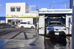 洗車のために１０台ほどが並んだ帯広市内の「ＥＮＥＯＳ　Ｄｒ．Ｄｒｉｖｅセルフ大通７丁目店」（午前１０時１５分ごろ）