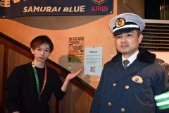 チラシを掲示した鈴木さん（左）と堺交通１課長
