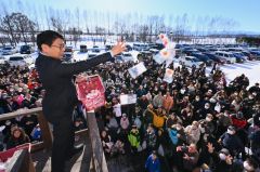 柳月の餅まきが４年ぶりに復活　家族連れなど４００人集まる