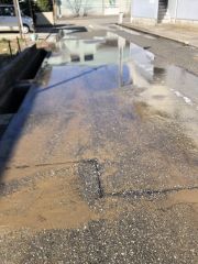 金沢市内では地震により道路下の水道管が破裂し、水があふれている地域も（２日午前１０時ごろ、坂本さん提供）
