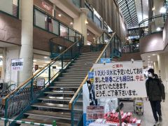 相次ぐ地震により、食品売り場以外の営業を中止している金沢市内のショッピングモール（２日午後２時ごろ、坂本さん提供）