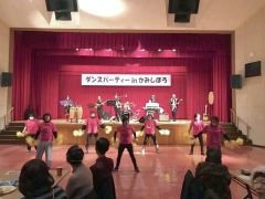 ジークレフの曲に合わせて踊る観客（岡崎さん提供）