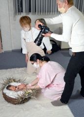 慶愛病院とブライダル・ココの企画「ニューボーンフォト」。赤ちゃんの「健やかな健康」も願いながら撮影する