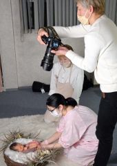 慶愛病院とブライダル・ココの企画「ニューボーンフォト」。赤ちゃんの「健やかな健康」も願いながら撮影する