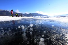 凍った糠平湖に出現したアイスバブル（４日、須貝拓也撮影）