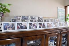 １９枚の家族写真が並ぶ谷内田さん宅の食器棚