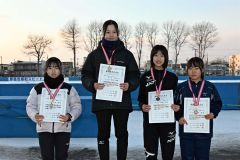 女子１５００メートル表彰式。左から２人目は優勝の成田陽愛（帯五）、左は２位の山本彩瑛（大樹）、右から３位の河村京葉（士幌中央）と黒坂理央（忠類）