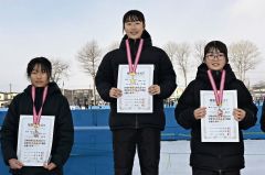 女子５００メートル表彰式。中央は優勝の今井千陽（札内）、左は２位の酒井夏羽（浦河第二）、右は３位の保木陽向（帯二）