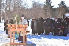 おびひろ氷まつりの成功を祈願する関係者（８日午前１１時ごろ）