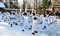 帯廣神社境内で寒稽古、田浦流空手道西帯広支部