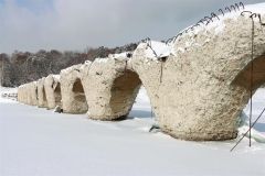 雪原に悠然「幻の橋」　全景の３割見える状態　タウシュベツ川橋梁　上士幌 2