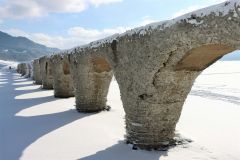 雪原に悠然「幻の橋」　全景の３割見える状態　タウシュベツ川橋梁　上士幌 3