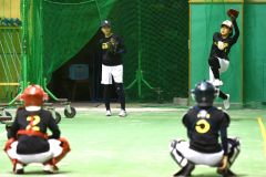 投球練習を行う十勝選抜Ａの（正面右から）上村幸佳、水野陽両投手