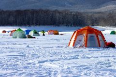 色とりどりのテントが並ぶ糠平湖