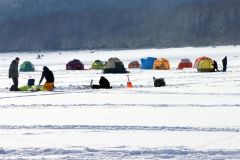 色とりどりのテントが並ぶ糠平湖