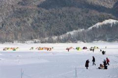 糠平湖でワカサギ釣り、凍った湖上にテントずらり