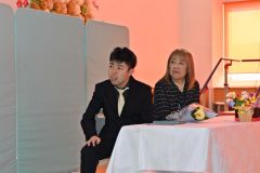 はたちを祝う会でひな壇に座る橫山駿輝さん（左）と母せつこさん（右）