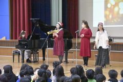 芽室小学校で音楽ユニット「レ・チェコリーネ」が音楽会