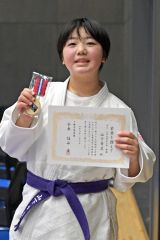 女子小学高学年で優勝した幕別少年団の山下幸笑