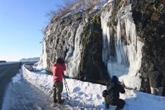 氷結した水の流れが岩肌を覆っているフンベの滝（１３日午前７時５０分ごろ）