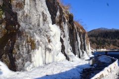氷結した水の流れが岩肌を覆っているフンベの滝（１３日午前７時５０分ごろ）