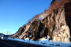 「氷瀑」姿を現す　広尾・フンベの滝 7