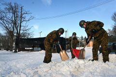 深刻な雪不足が氷まつりを直撃　計画変更を余儀なく、目玉の巨大滑り台は３レーンに