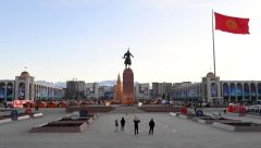 首都ビシュケクのアラ・トー広場。キルギス民族の叙事詩にうたわれる英雄「マナス王」の像が建つ