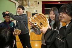 大谷グラブ手に笑顔　管内小学校