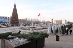 クリスマスの装飾が施された首都の中心部アラ・トー広場。露店が並び、多くの人でにぎわっていた（２０２３年１２月２４日）