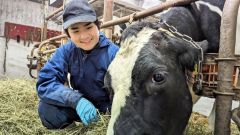 更農で３年間、牛と向き合ってきた高谷さん。春から農業大学校へ進み、さらに知識を深めていく