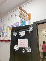 随所に日本語の表記も見られるキルギス天才日本学校の校内